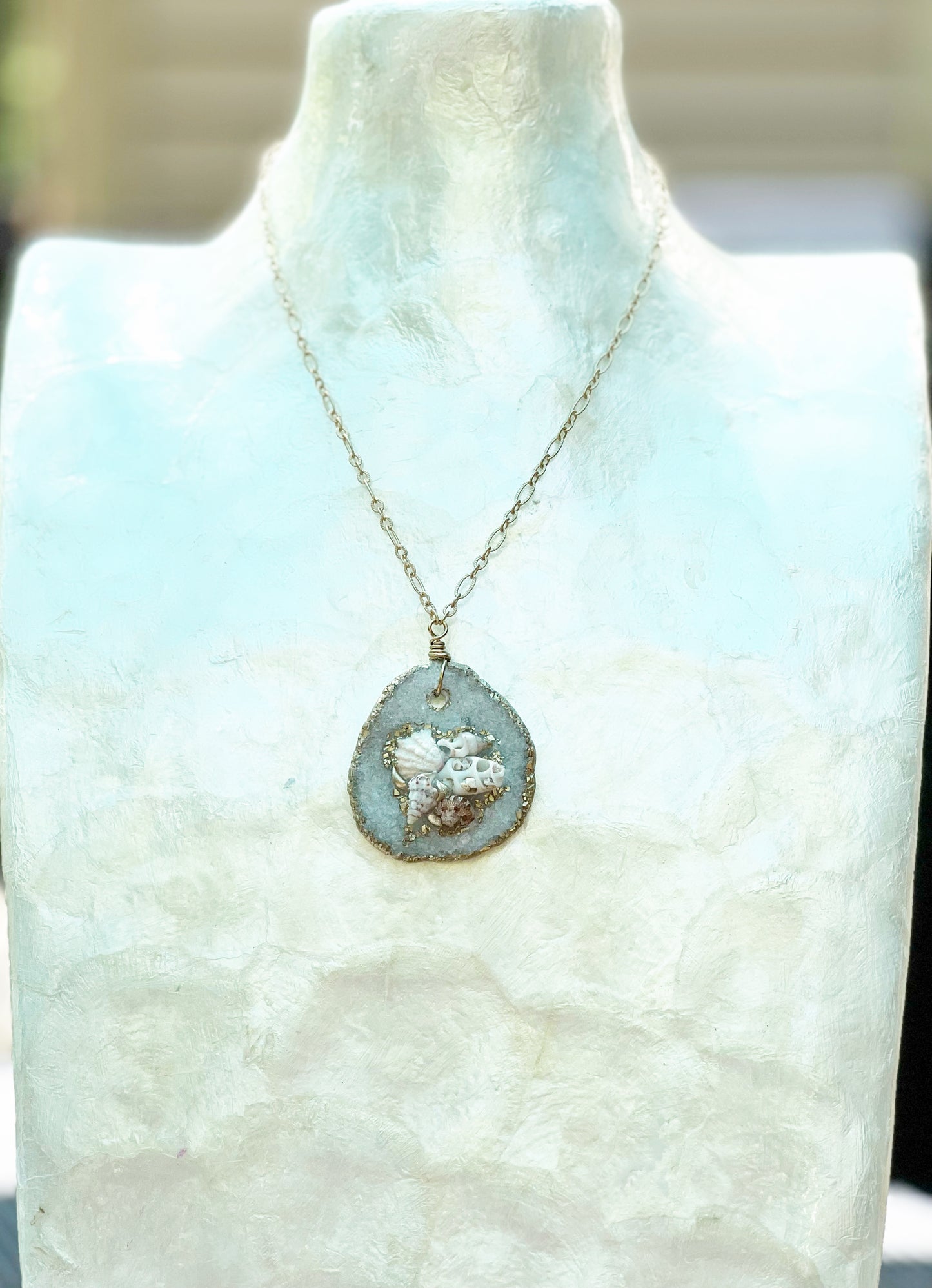 A Walk along the Beach Necklace / Shell / Crystal