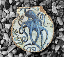 Load image into Gallery viewer, Handmade Scallop Shell Ring Dish
