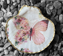 Load image into Gallery viewer, Handmade Scallop Shell Ring Dish
